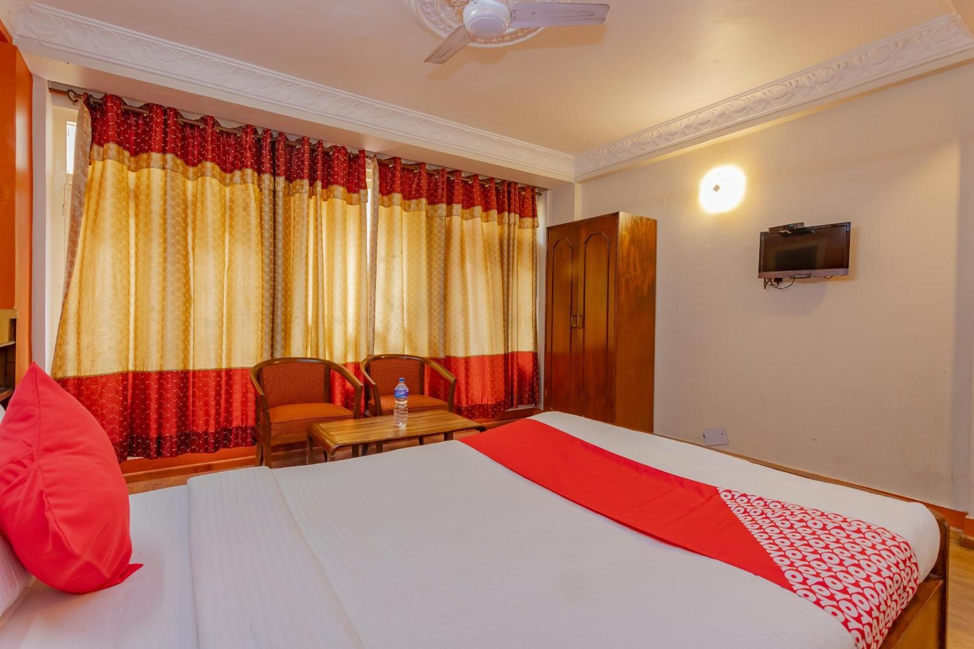 Oyo 795 Hotel Holiday Inn Kathmandu Buitenkant foto