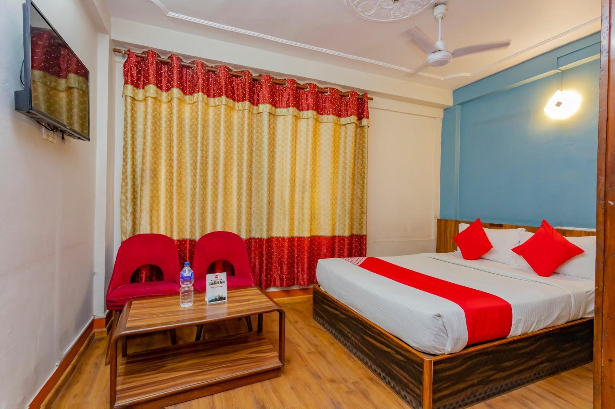 Oyo 795 Hotel Holiday Inn Kathmandu Buitenkant foto